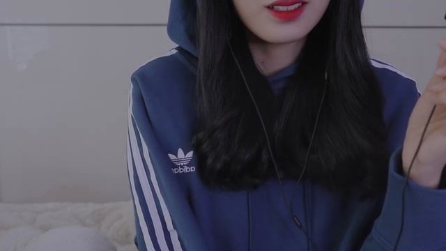 asmr wooyeon. Близкий шёпот на петличку, звуки рта, движения рук.