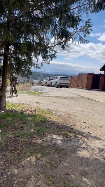Велопрогулка по загородному поселку. Найди белку на видео.