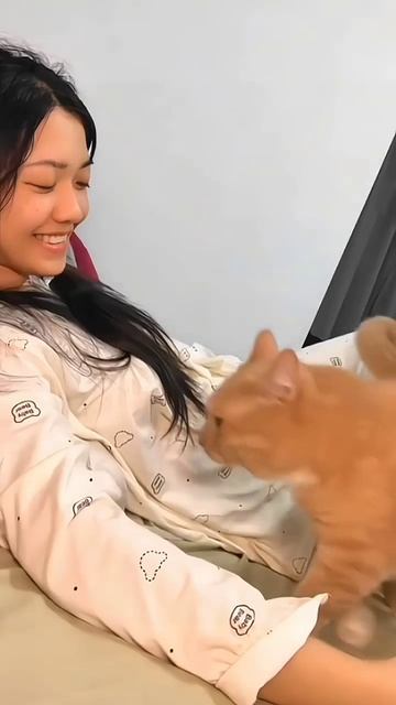 Cats love to sleep with their owners❤️😻