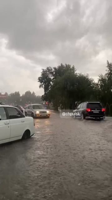 🌊 Затопило улицу Аблукова у «Аквамолла»
