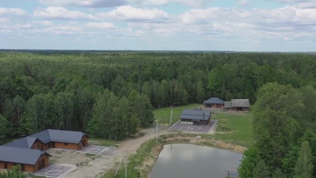 Деревенские дети помогут даже поднять дом, и не только. Коза за удар извинилась вкусным молоком.