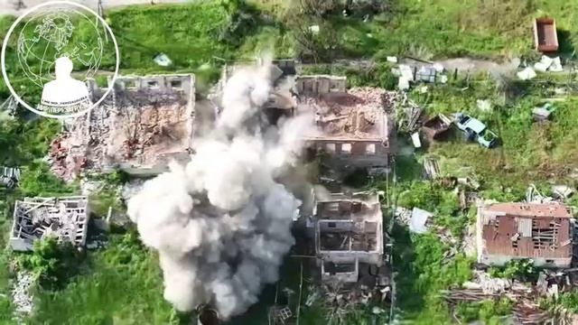 ВСУ сделали металлическую конструкцию, чтобы во вход не прилетел fpv-дрон,зато наш штурмовик с ТМ-62