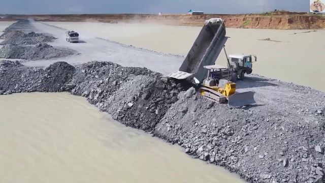 Строительство, засыпка дорога на озере, обзор