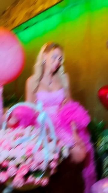 Анна Калашникова отмечает свой День рождения  с красивым букетом цветов и тортом  Краш?
