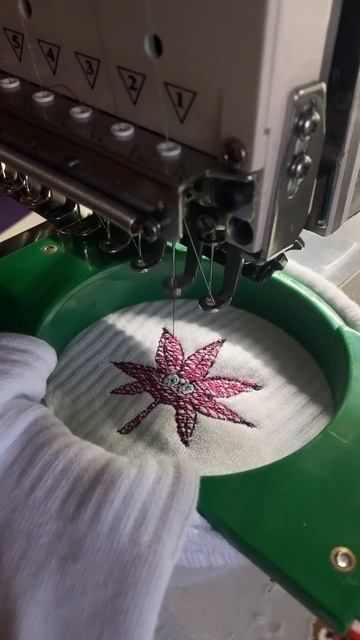 #вышивка #embroidery #вышивкагладью #вышивканазаказ #носки #вышивкананосках #дизайн #дизайнвышивки
