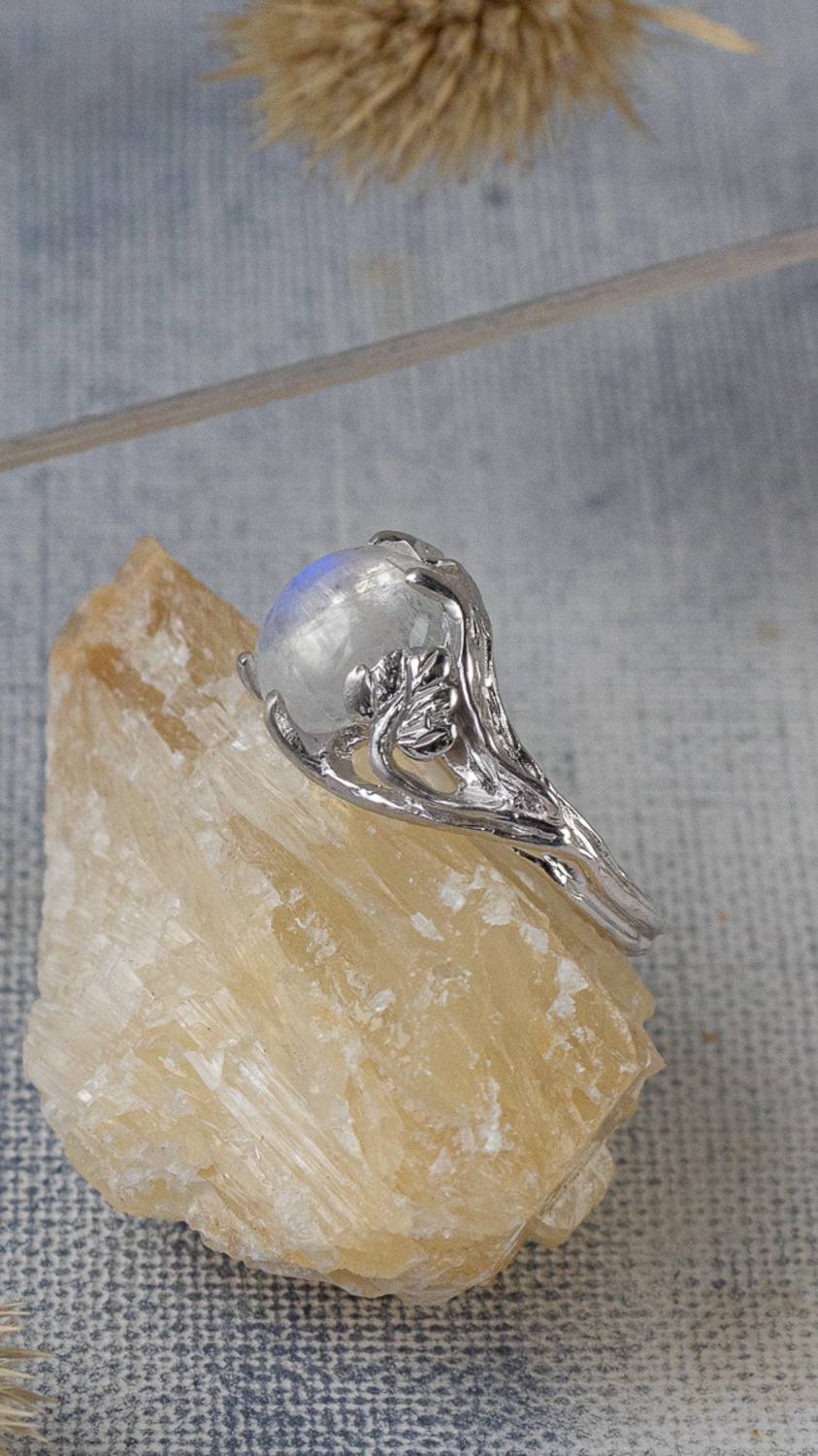 Серебряное кольцо с лунным камнем "Стирия"