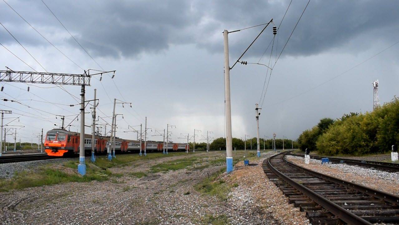 Электропоезд ЭД9М-0039 и гроза.