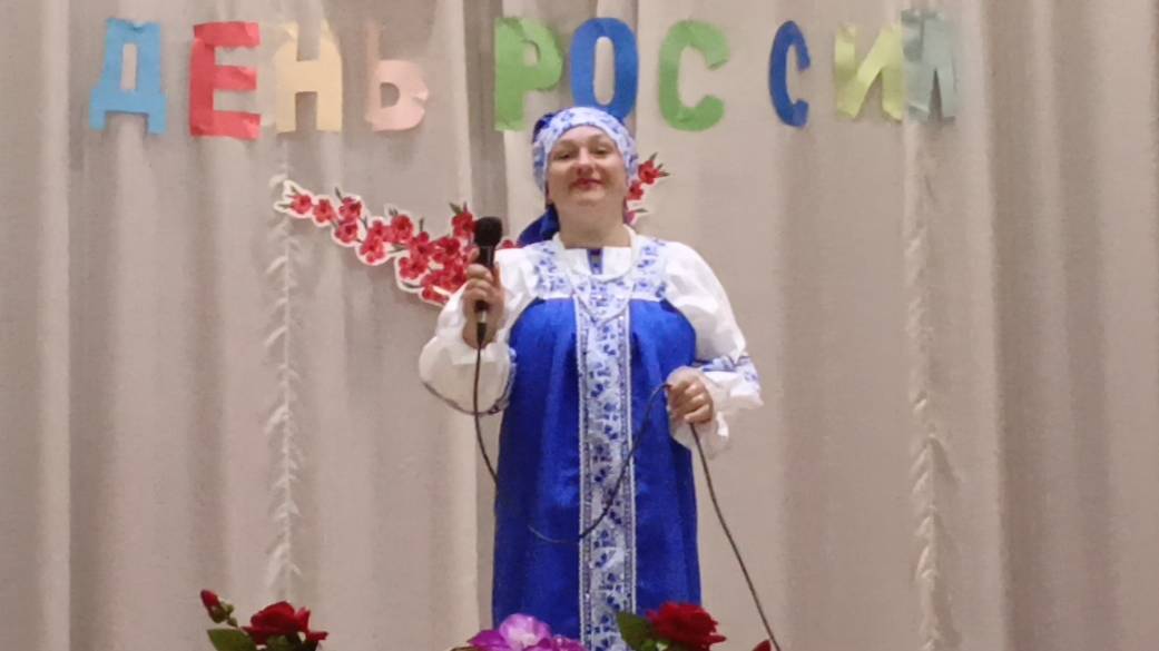 "В полях шумит пшеница золотая" исполняет Елена Сакова