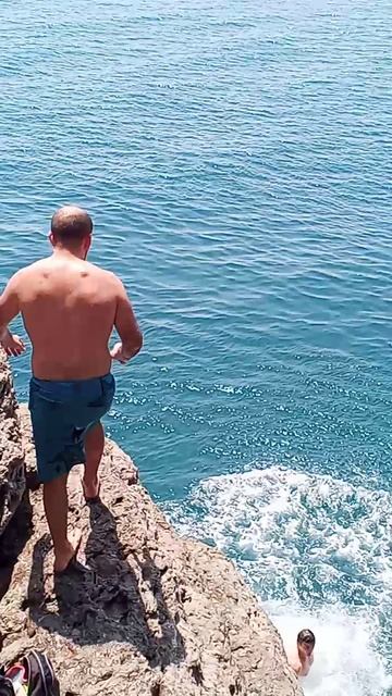 Прыжки. со скалы🥺