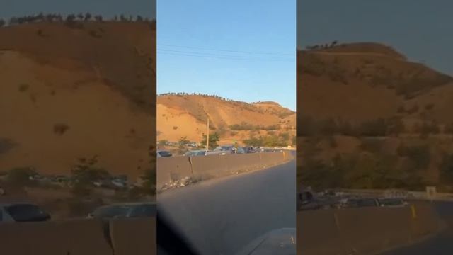 Жители Тегерана массово покидают город на фоне продолжающегося обмена ударами Ирана и Израиля.