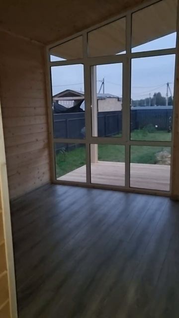 Обзор внутри двухмодульного дома с террасой, площадью 42,5 кв.м..