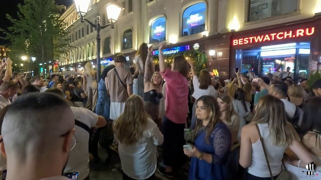 НОЧНАЯ ЖИЗНЬ в Москве, как развлекаются на Никольской