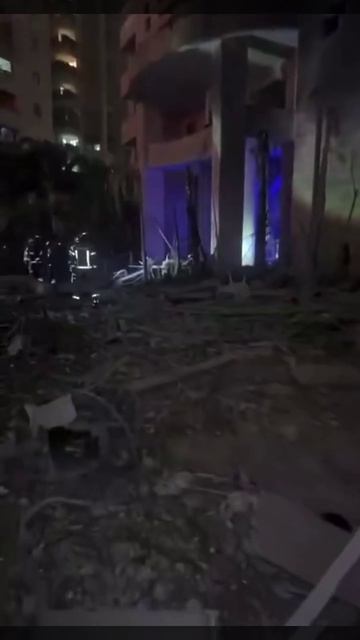 Последствия ночного удара иранских баллистических ракет по Израилю.