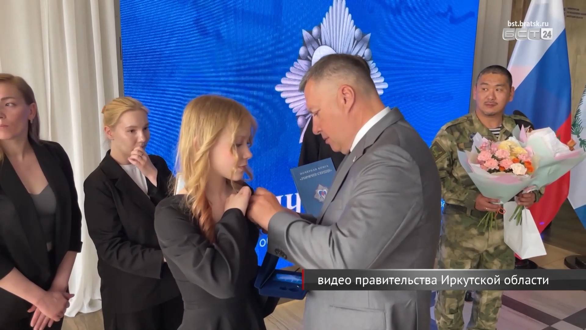 Губернатор Приангарья Игорь Кобзев вручил школьниках региона первые паспорта и всероссийскую награду