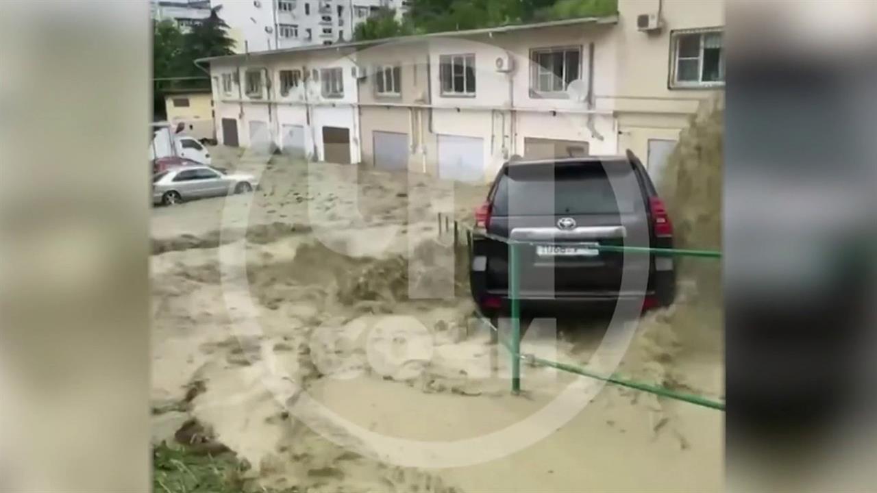 Из-за мощного ливня в Сочи затопило улицы