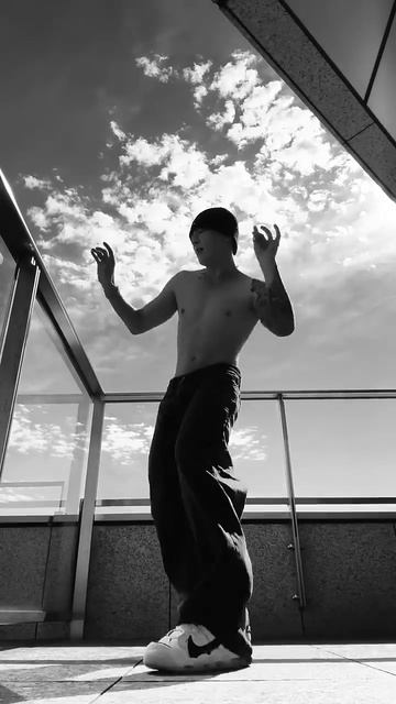 Jungkook full Shirtless dancing on TikTok