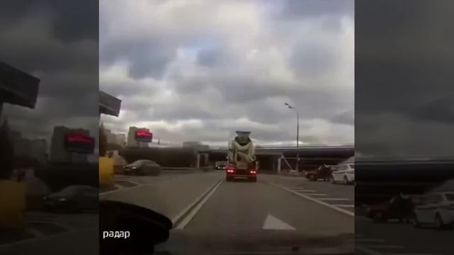 Бетономешалка таранит бетон.