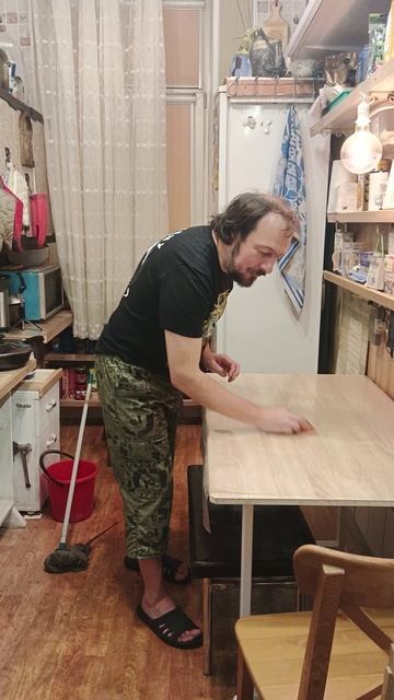 Мы зас-рали всю кухню, когда делали распаковку просрочки с помойки.