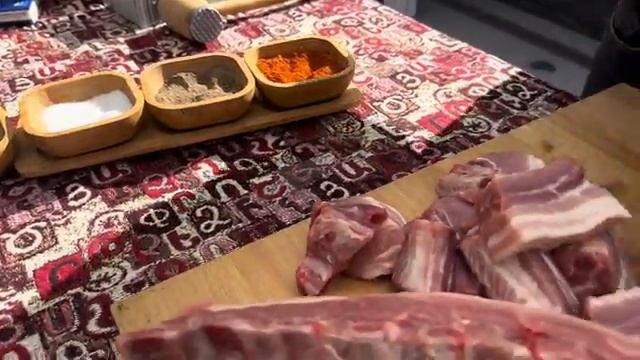 Как вкусно мариновать и пожарить мясо на мангале с овощами