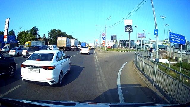 Скорая жмёт справа