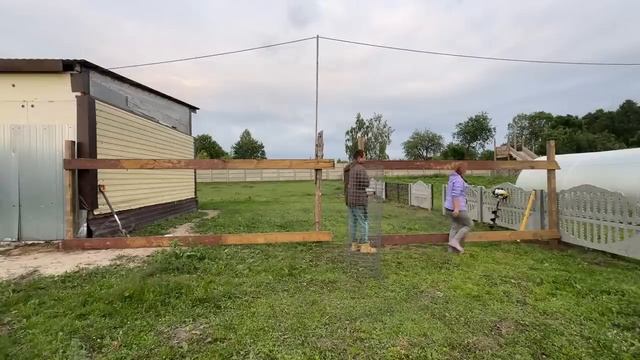 Стройка курятника продолжается. Делаем уличный загон