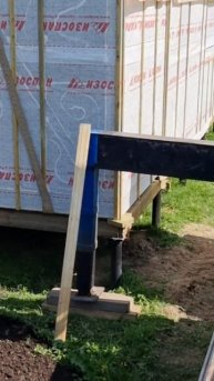 Устанавливаем последний модуль на фундамент