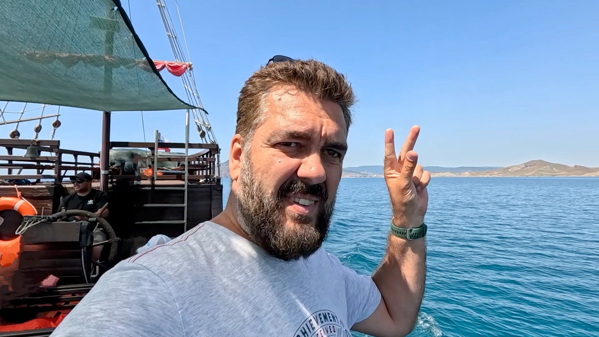 Покатались на яхте в Крыму втроём за 5 тысяч, искупались в открытом море. Крым - сила!