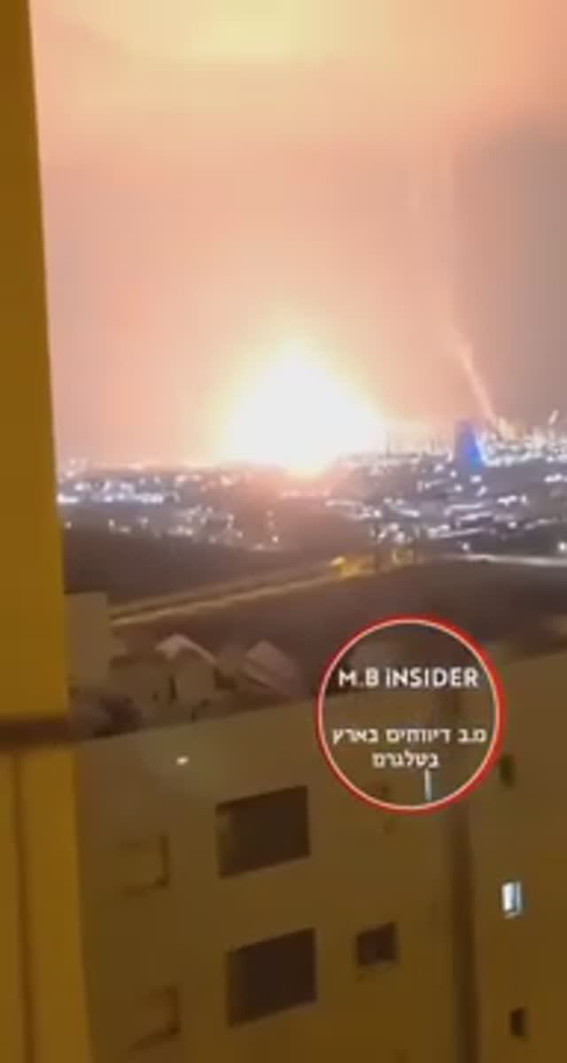 Два попадания иранских ракет по НПЗ в Хайфе !!!