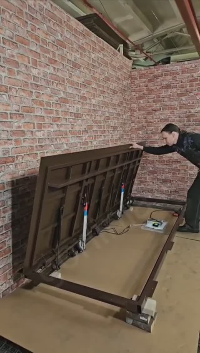 Люк с рифленой створкой 2420х975 с электроприводом в бетонном полу гаражного погреба