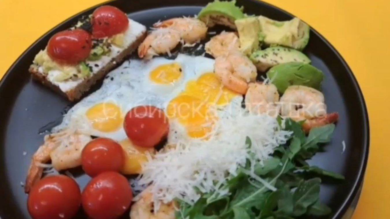 Завтрак для гурманов:  яичница с креветками 🍳