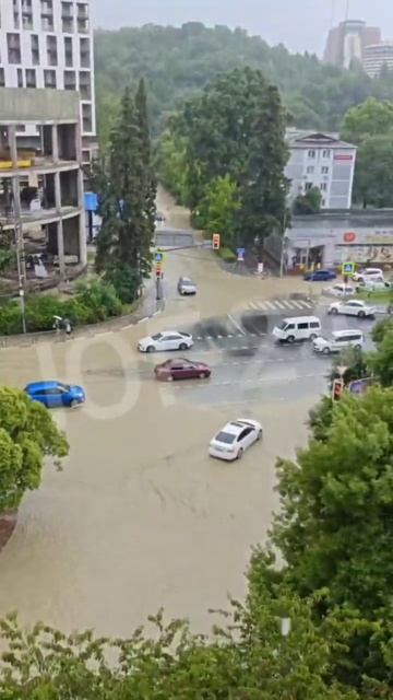 Сочи под водой: из-за мощнейшего ливня Сочи ушёл под воду. 😱