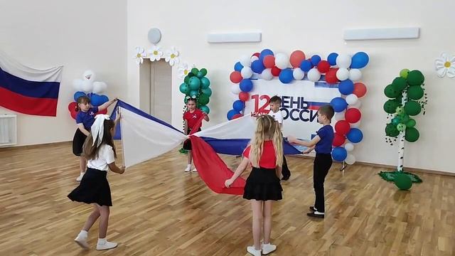 Танец с полотнами в детском саду на День России "Моя Россия"2025 г.