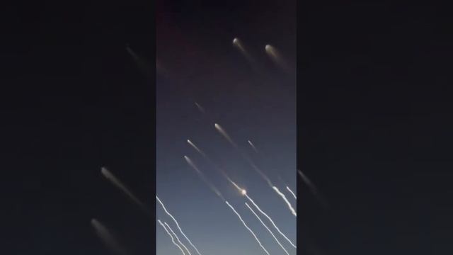 📹Съёмка с самолёта, баллистика Ирана летит в Израиль...