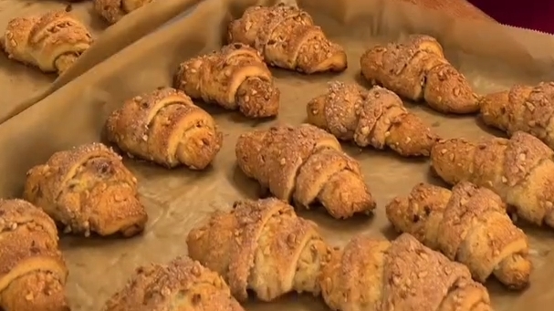 Ленивые РОГАЛИКИ с ореховой начинкой...🥐☕😋    Рецепт в описании ✍️