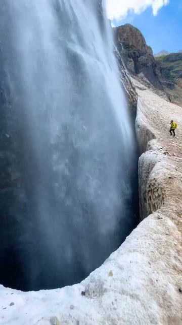 Ледниковый водопад на горе Чило