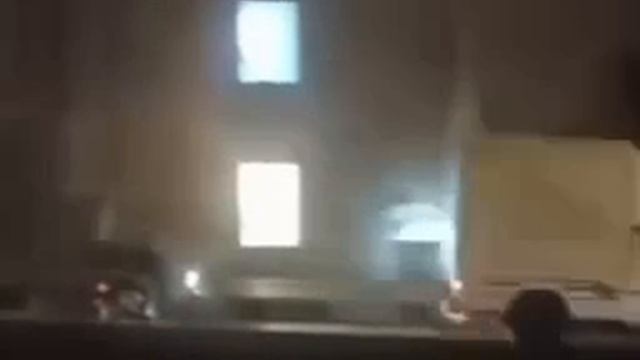 Иранский полицейский на мотоцикле преследует фургон с дронами Моссада, стреляя в него.