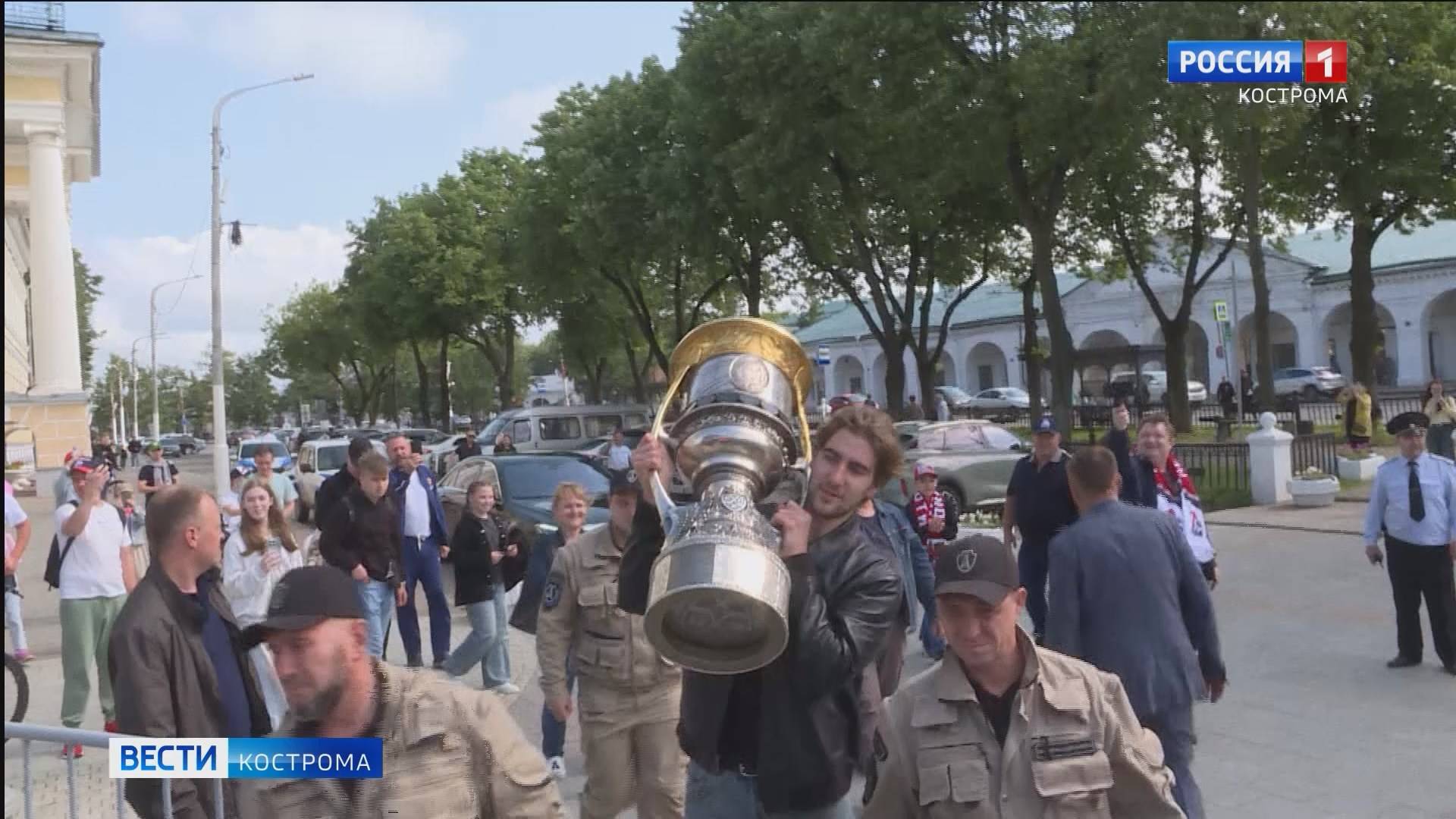 Главный хоккейный трофей России весь воскресный день путешествовал по Костроме