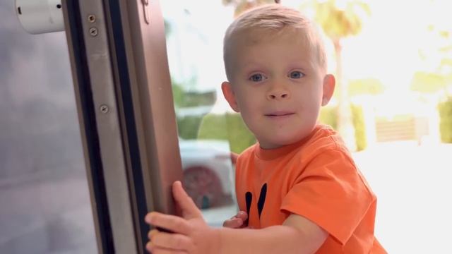 Рома и Диана Диана и Рома исследуют снежный Абу-Даби