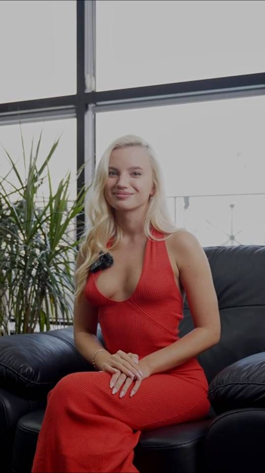 Вы же знаете, я тут моделью работаю, да? А это значит, каждый занимается своим делом! 😉