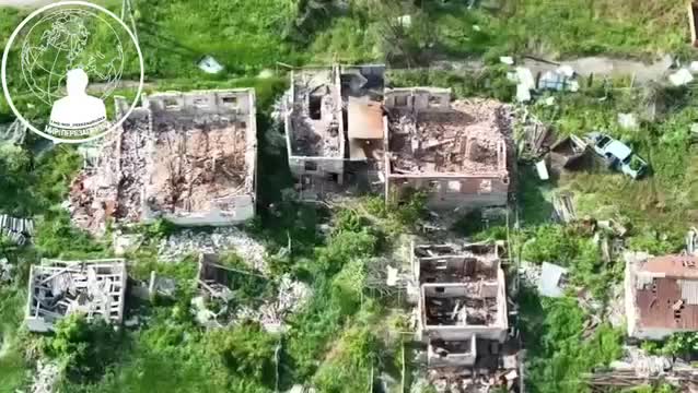 ВСУ сделали металлическую конструкцию, чтобы во вход не прилетел fpv-дрон. Зато заряженный штурмо...