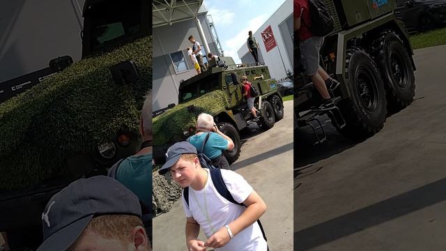 Залезли на крышу БРОНЕАВТОМОБИЛЯ Патруль на Армии