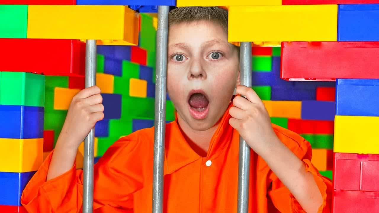 ВЛАД А4 - Я Посадил Своего Младшего Брата в ЛЕГО ТЮРЬМУ !