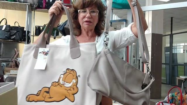 И коты с ними. Модель сумки шопер просто необходима. Парные сумки.