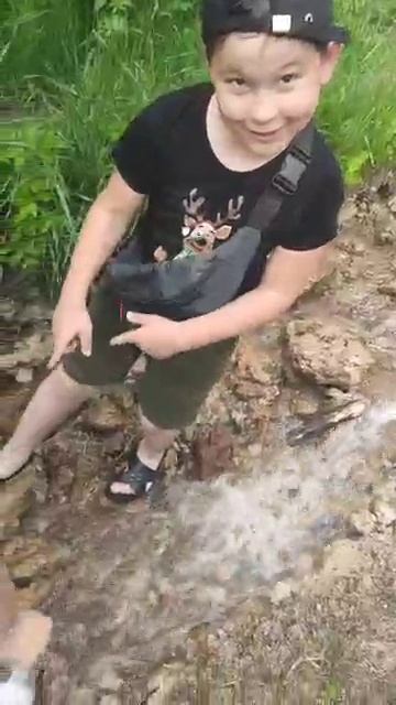 Путешествие возле водопада