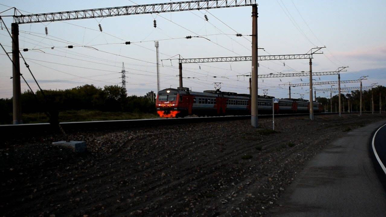 Электропоезд ЭД9Э-0060. Черепановский экспресс с искрящими токоприёмниками.