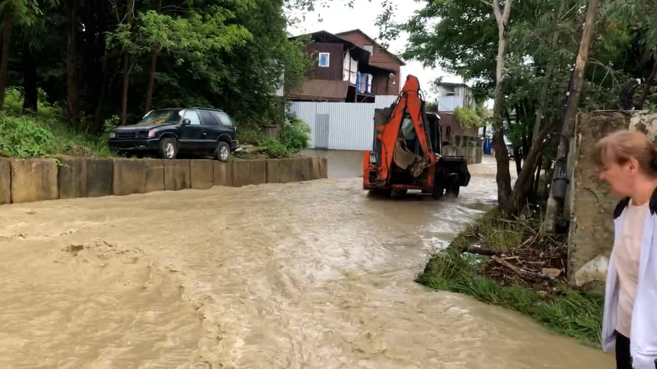 В Сочи из-за ливней подтопило несколько улиц