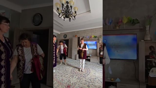Дары нац. костюмов, традиции тюрков на Казах. Форуме МаЭД у Каспий.моря Актау, Мир Универсологии