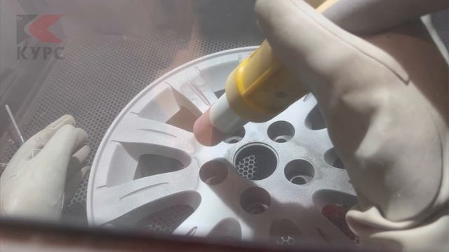 Пескоструй литого алюминиевого диска гранатовым песком