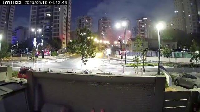 Попавший на камеру момент удара иранской баллистической ракеты по городу Петах-Тиква и кадры последс