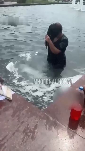 Купание мигранток